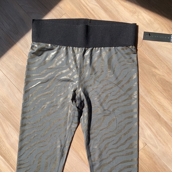 Tahari sport animal print zebra or tiger print legging M - Picture 1 of 15